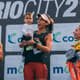 Luiza Cravo com o filho João. de 11 meses, n alto do pódio da Rio City Half Marathon. (Guilherme Leporace/Divulgação)