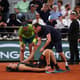 Zverev é atendido por fisioterapeuta, sob olhar de Nadal em Roland Garros