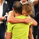 Rafael Nadal tenta consolar Alexander Zverev após abandono de jogo em Paris
