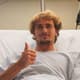 Alexander Zverev posa após cirurgia