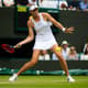 Elena Rybakina em ação pela semifinal em Wimbledon
