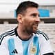Messi usando o novo uniforme da seleção da Argentina