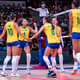 comemoração da seleção brasileira de vôlei feminina que ganhou agora há pouco a Sérvia.