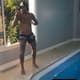 Neymar dançando à beira da piscina