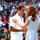 Roger Federer recebe cumprimento da Duquesa de Cambridge, Kate Middelton, em cerimônia de premiação em Wimbledon 2019