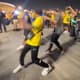 Brasileiros dançam com cataris