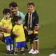 Lucas Paquetá com os filhos e sobrinho em treino da Seleção Brasileira