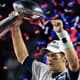 Tom Brady com o troféu da NFL pelos Patriots