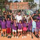 Cameron Norrie com crianças do projeto social na Rocinha