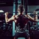 bodybuilder-forte-que-faz-o-exercicio-pesado-para-tras-na-maquina-scaled-aspect-ratio-512-320