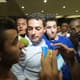 Alexandre Mattos, diretor do Cruzeiro, recebe agradecimentos da torcida (Foto - Thiago Fernandes)