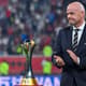 Gianni Infantino, presidente da Fifa, com a troféu/taça do Mundial de Clubes