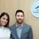Messi e esposa - clinica de combate ao câncer infantil