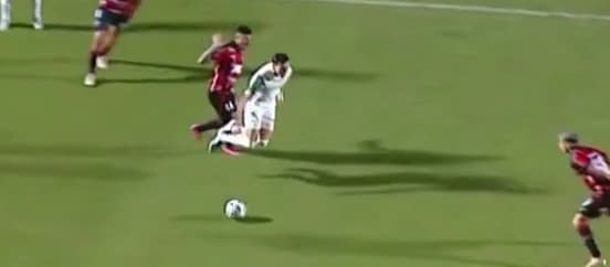 Pênalti para o Palmeiras contra o Vitória no Barradão (Foto: Reprodução)