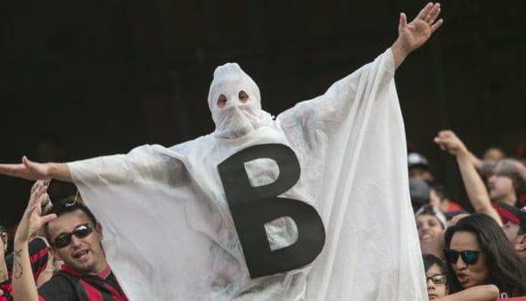 Torcedor fantasiado de 'fantasma do rebaixamento' no Brasileirão