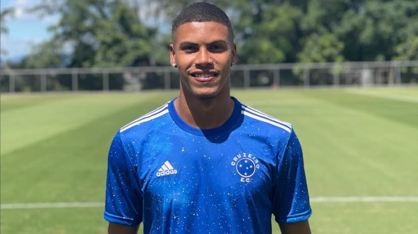 Zagueiro ex-Cruzeiro é contratado por clube europeu; confira imagens.