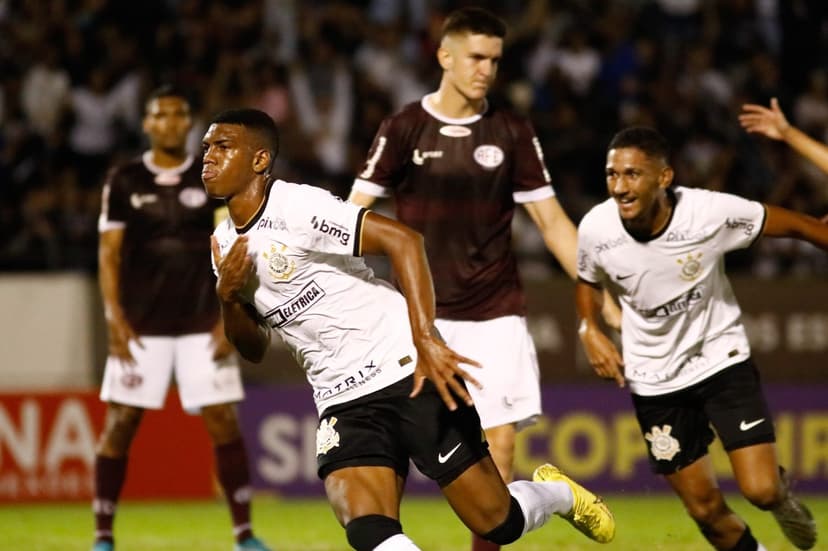 Felipe Augusto no treino do Corinthians que se prepara para o