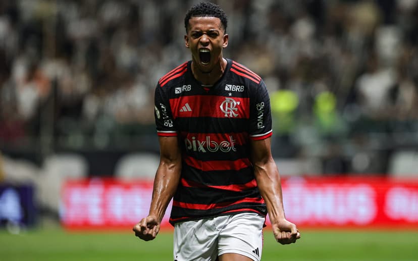 Da seca a redenção: Carlinhos desencanta com o Flamengo em noite de gala