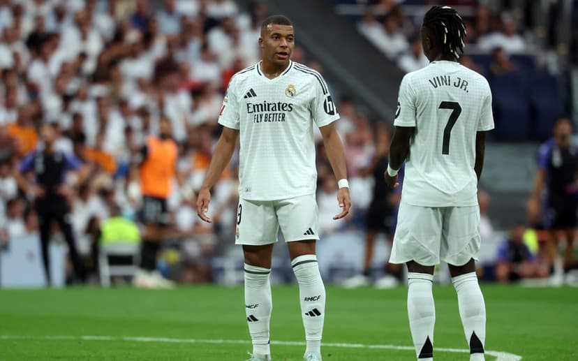 Ancelotti joga responsabilidade de decisão em Mbappé e Vini Jr