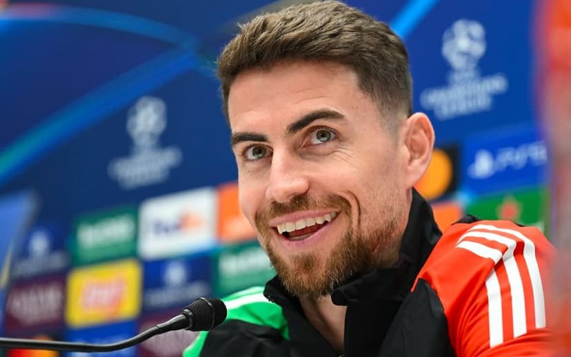 VAI VIR? Negociações por Jorginho continuam e torcedores criticam demora