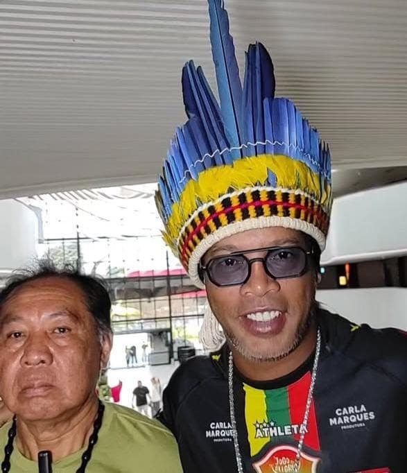 Ronaldinho e Terena, presidente da Seleção Indígena de Futebol do Brasil e das Américas (Foto: Reprodução)