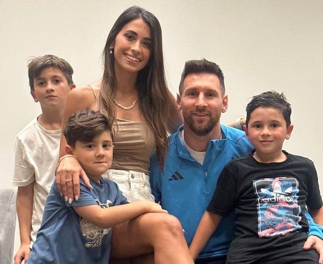 Messi ao lado de Antonella e filhos