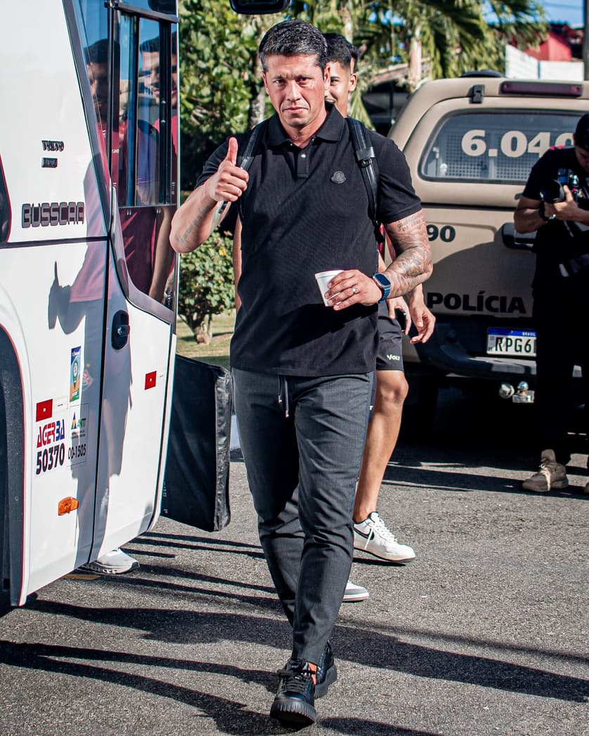 Carpini acena para a câmera antes do Ba-Vi válido pela final do Campeonato Baiano