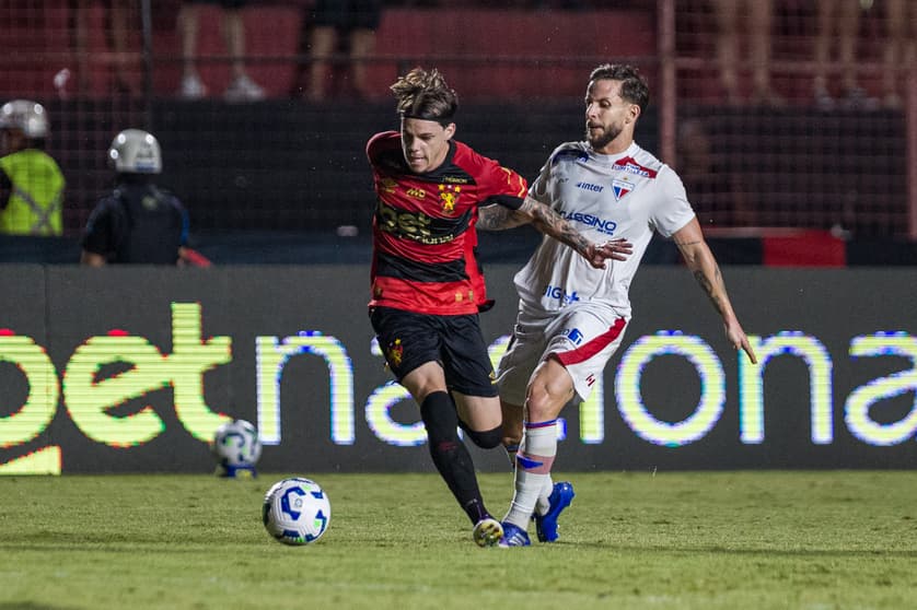 Barletta e Lucas Sasha em Sport x Fortaleza. (foto: Rafael Vieira/AGIF)