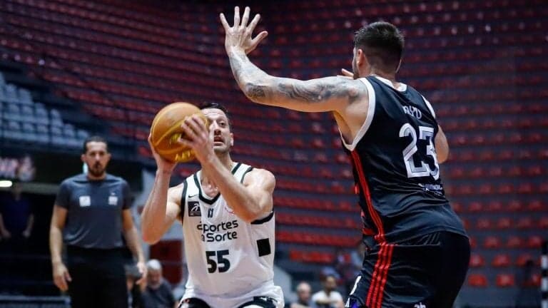 Flamengo e Corinthians em jogo do NBB (Foto: Beto Miller)