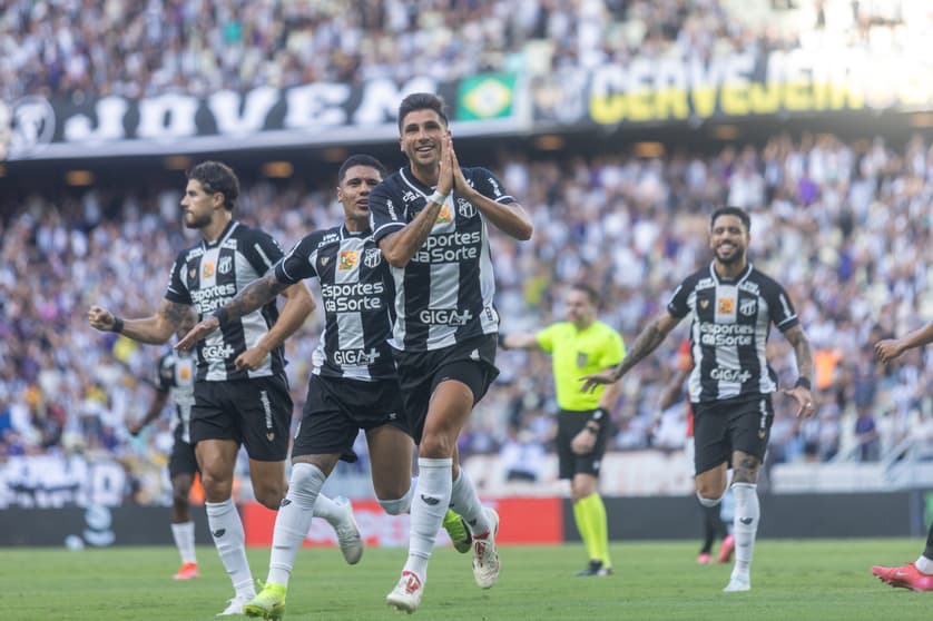 Lucas Mugni comemora seu gol no jogo do Ceará contra o Sport (Foto: Lucas Emanuel/AGIF)