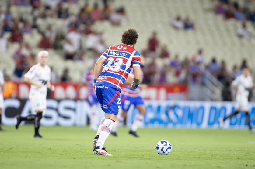 David Luiz na partida entre Fortaleza e Santos, pelo Brasileirão. O Tricolor perdeu por 3 a 2 (Foto: Baggio Rodrigues/AGIF)