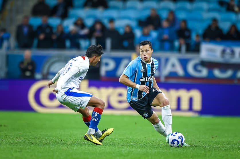 Marlon com a bola no jogo entre Grêmio e Fortaleza. (Foto: Lucas Uebel/Grêmio FBPA)