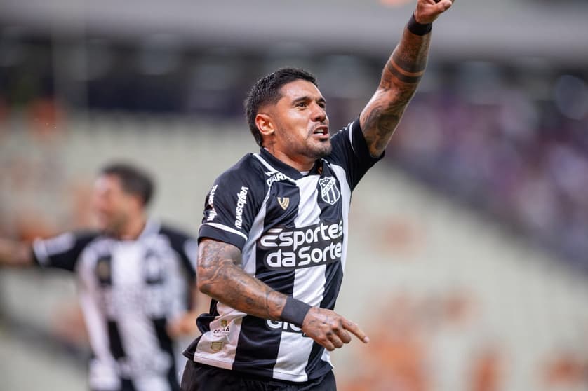 Galeano comemora gol do Ceará contra o Fortaleza, pelo Brasileirão. O Alvinegro venceu por 1 a 0 (Foto: Baggio Rodrigues/AGIF)