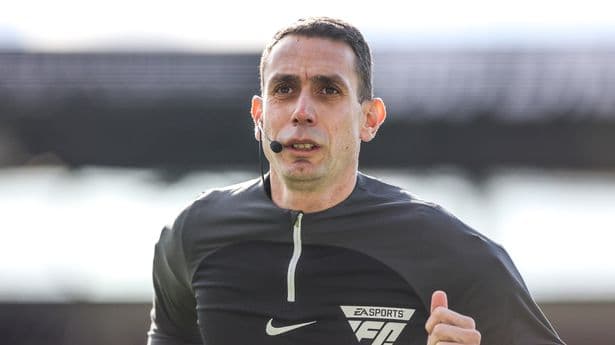 David Coote, árbitro da Premier League, foi suspenso (Foto: AFP)