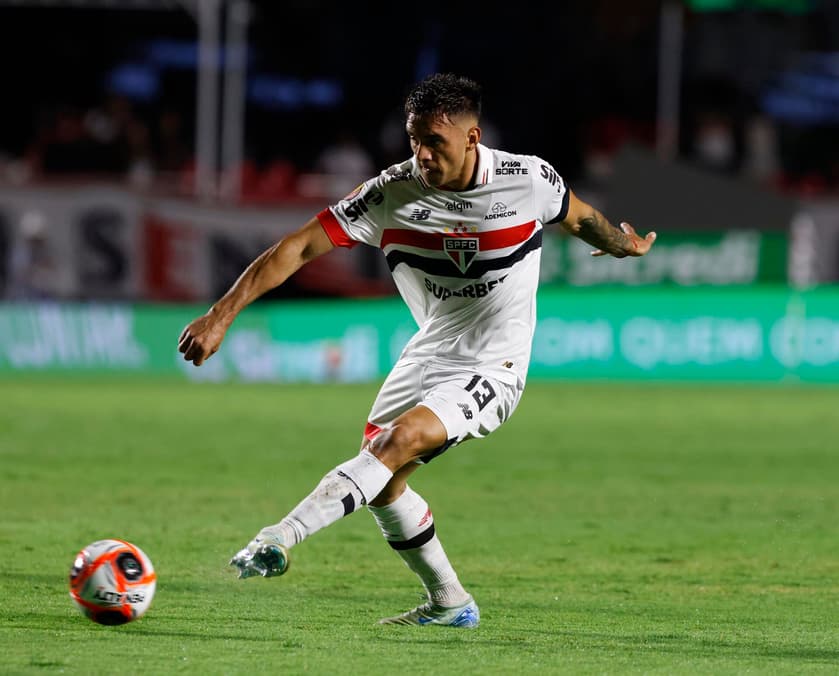 Enzo Díaz tem agradado na lateral esquerda do São Paulo desde sua chegada
