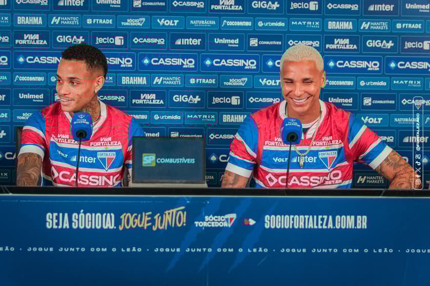 Deyverson e Allanzinho em apresentação no Fortaleza (Foto: Mateus Lotif)