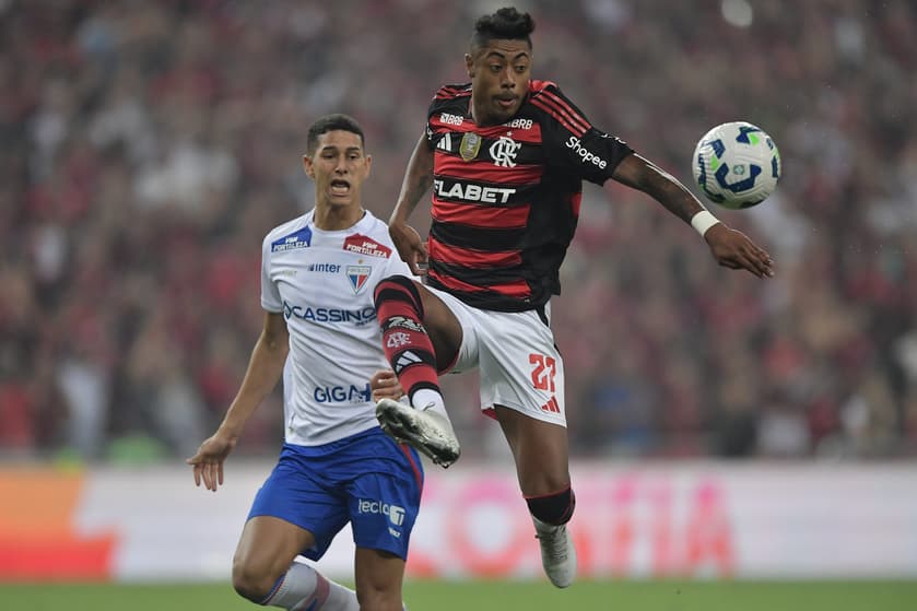 Bruno Henrique, do Flamengo, em ação no jogo contra o Fortaleza
