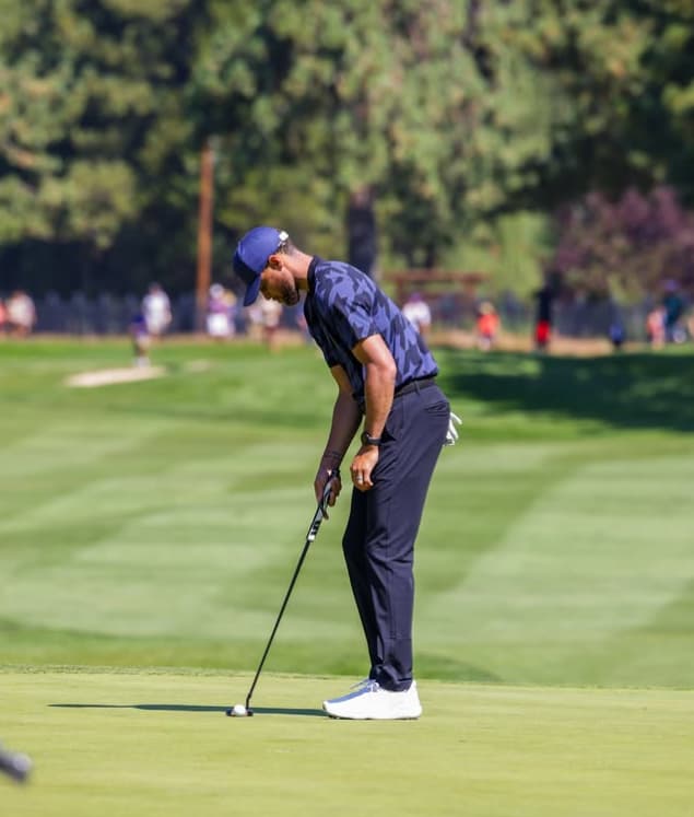 Stephen Curry jogando golfe durante suas férias (Foto: Reprodução / Instagram)