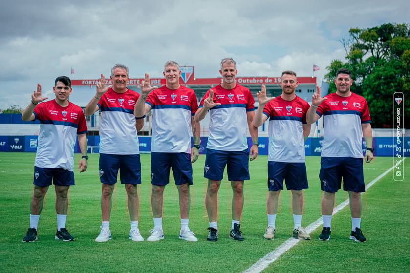 Martín Palermo, treinador do Fortaleza, com sua comissão técnica (Foto: Mateus Lotif/Fortaleza EC)