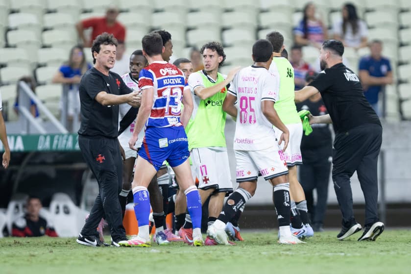 Kuscevic, do Fortaleza, foi expulso na partida contra o Vasco (Foto: Baggio Rodrigues/AGIF)