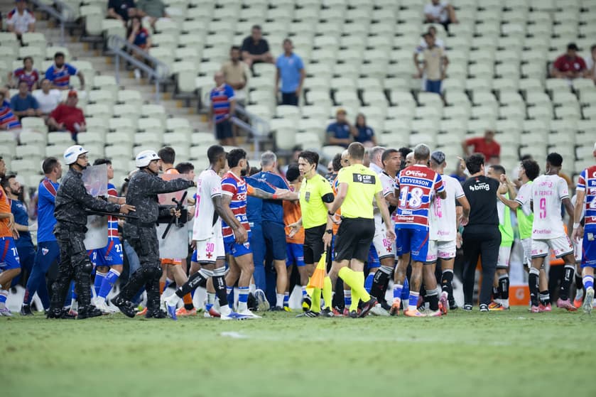 Confusão entre jogadores de Fortaleza e Vasco, em partida pelo Brasileirão (Foto: Baggio Rodrigues/AGIF)