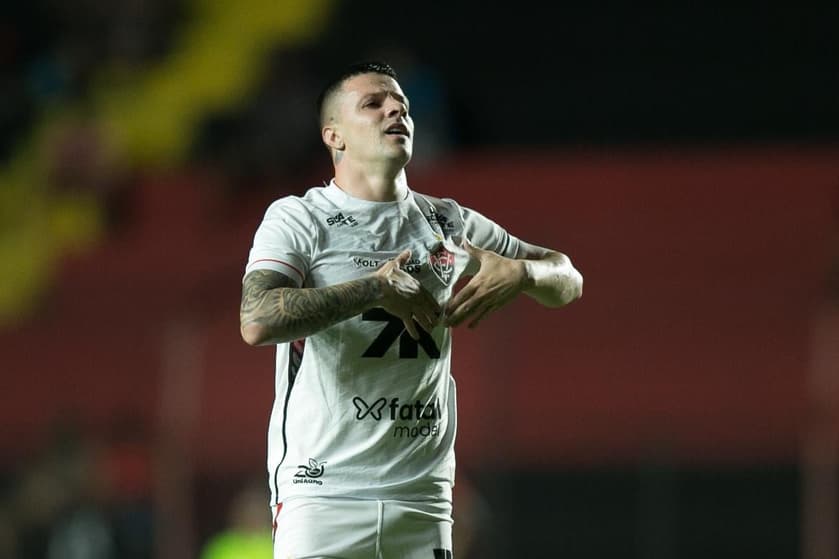 Renato Kayzer comemora gol do Vitória contra o Sport, em jogo pelo Brasileirão (Foto: Marlon Costa/AGIF/Gazeta Press)