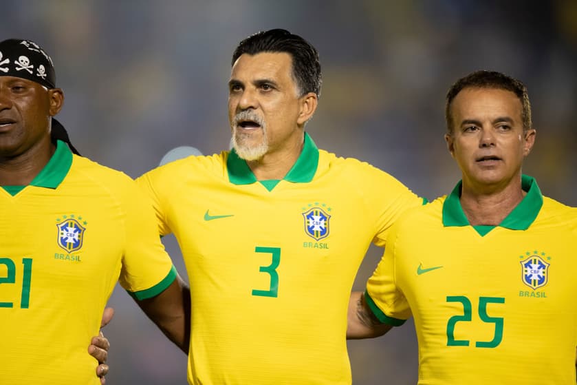 Ricardo Rocha durante a execução do hino nacional antes do início do jogo Seleções de Lendas 94 entre Brasil e Itália, em janeiro de 2020 (Foto: Lucas Figueiredo/CBF)