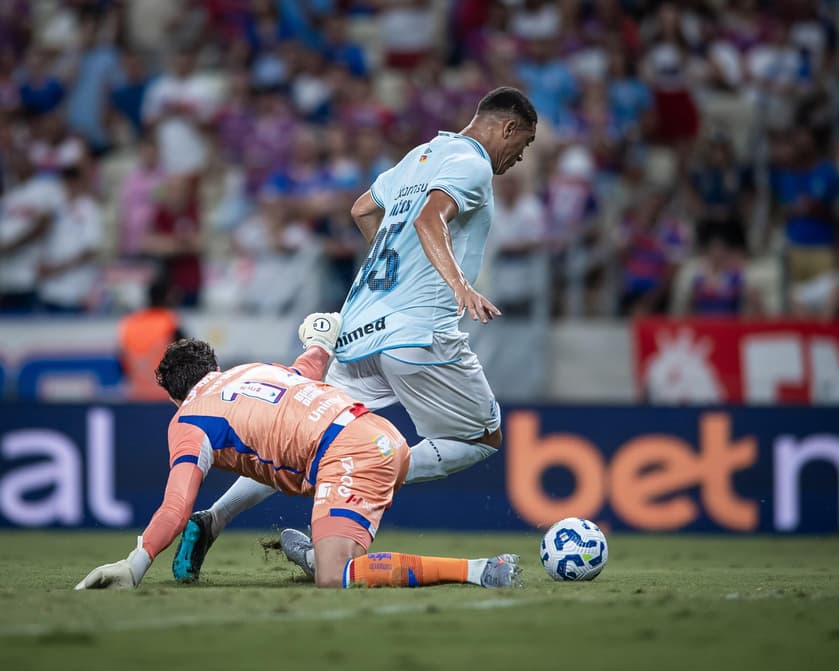 Carlos Vinícius toma bola do goleiro do Fortaleza e faz o gol (Foto: Iago Ferreira/Photo Premium/Gazeta Press)