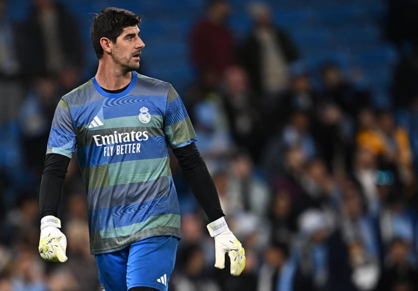 Thibaut Courtois aquece antes da partida entre Manchester City e Real Madrid pelas oitavas da Champions League no Etihad Stadium (Foto: Paul Ellis/AFP)