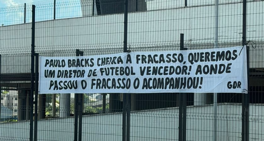Faixas de protesto a Paulo Bracks, CSO do Atlético (Foto: Artur Henrique / Lance!)
