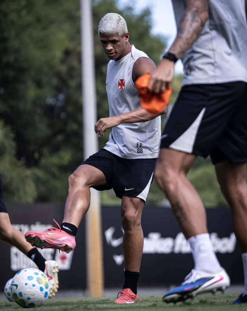 Barros durante treini no CT Moacyr Barbosa (Foto: Matheus Lima/Vasco)