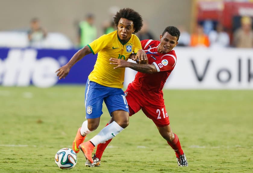 Willian, em ação pela Seleção brasileira, disputa a bola com jogador do Panamá