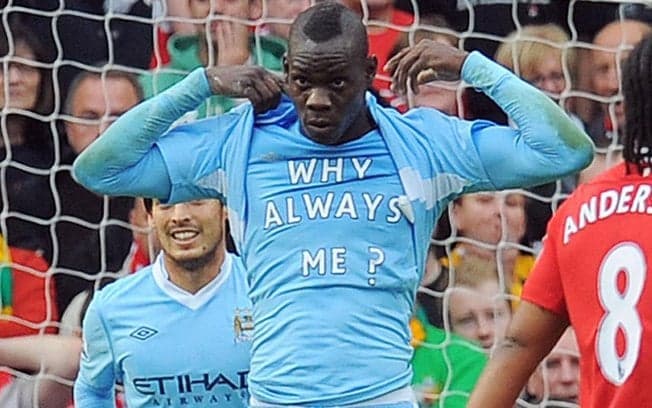 Balotelli teve grande atuação contra o United. Na comemoração, ele aproveitou para protestar com uma camisa escrito Why always me? (Foto: Andrew Yates/AFP)