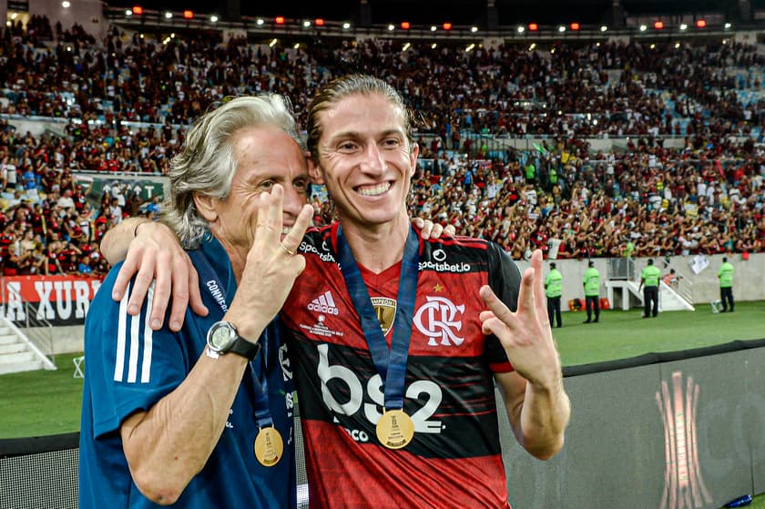Filipe Luís comemora título da Recopa com Jorge Jesus (Foto: Marcelo Cortes/Flamengo)